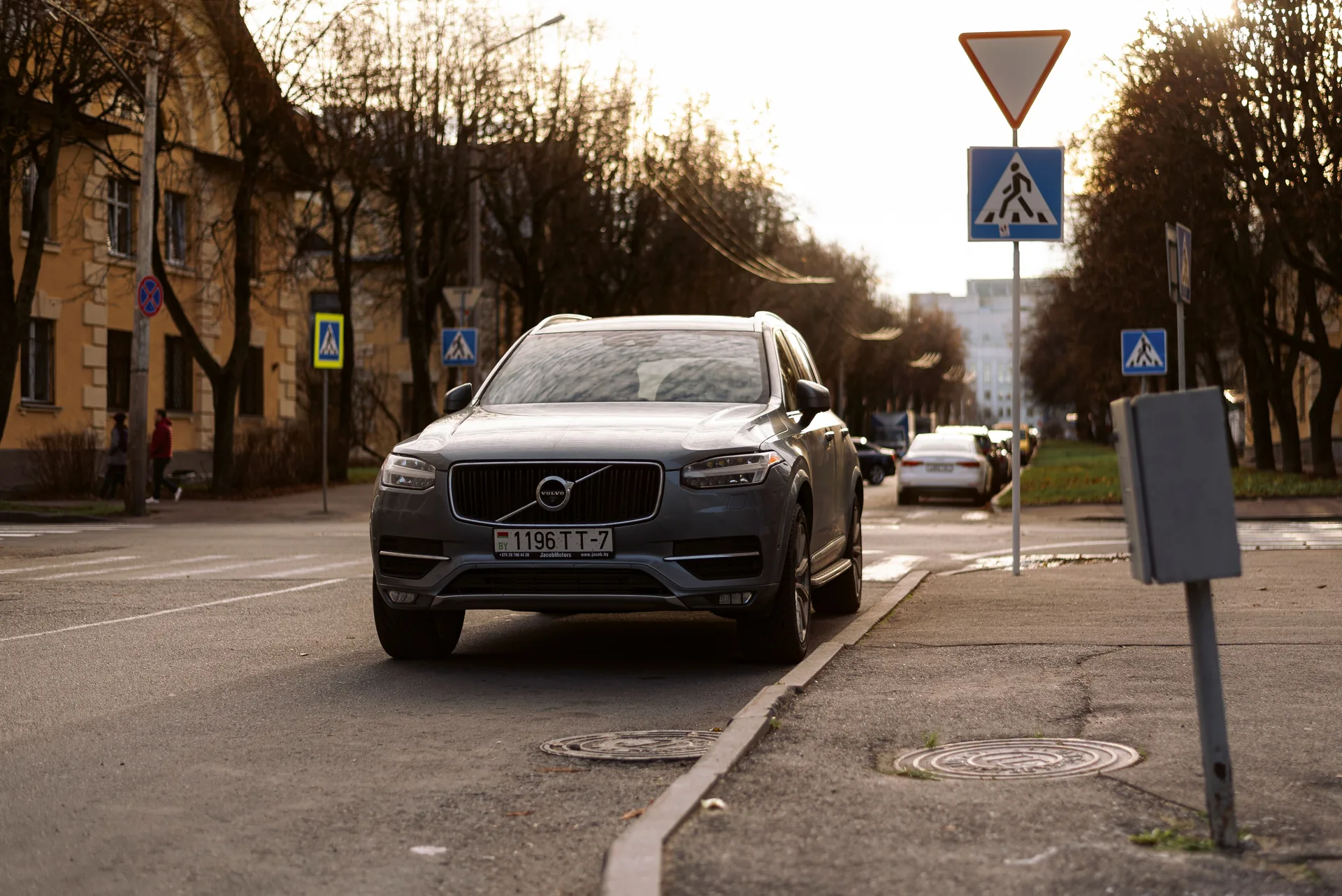 Легковой автомобиль Volvo в городе